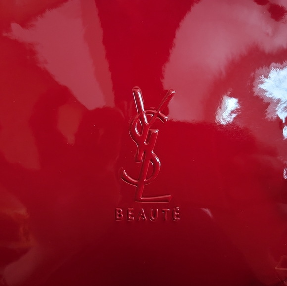 Yves Saint Laurent - Picture 7 of 10